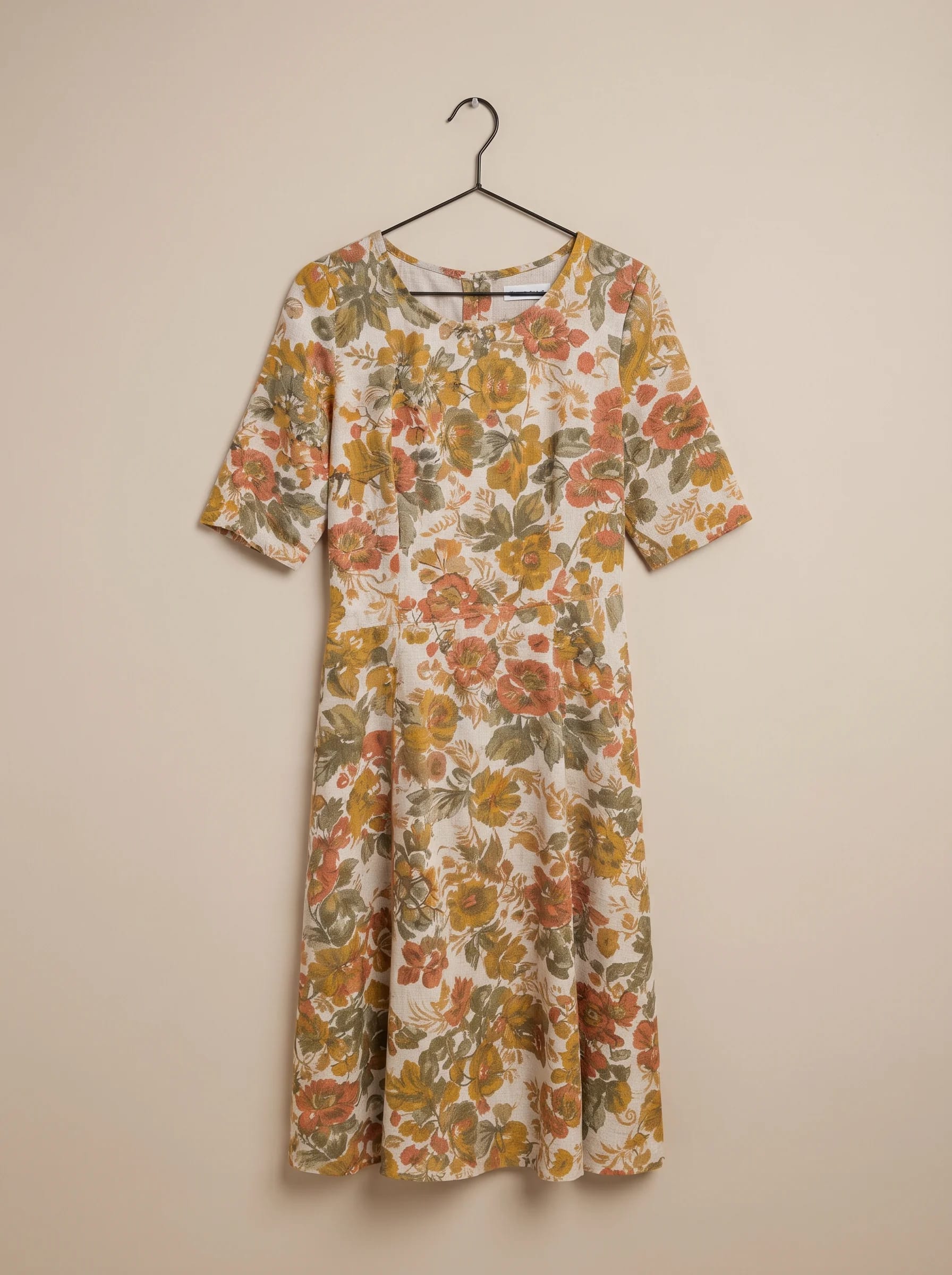 Depois: o mesmo vestido floral em imagem de catálogo, com fundo neutro e luz suave de estúdio